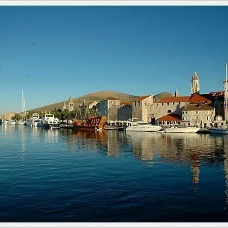 Mit Terrasse Und Grill Daire Trogir