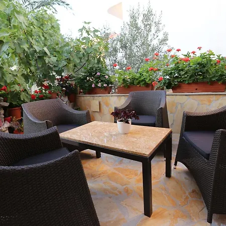 Mit Terrasse Und Grill Trogir